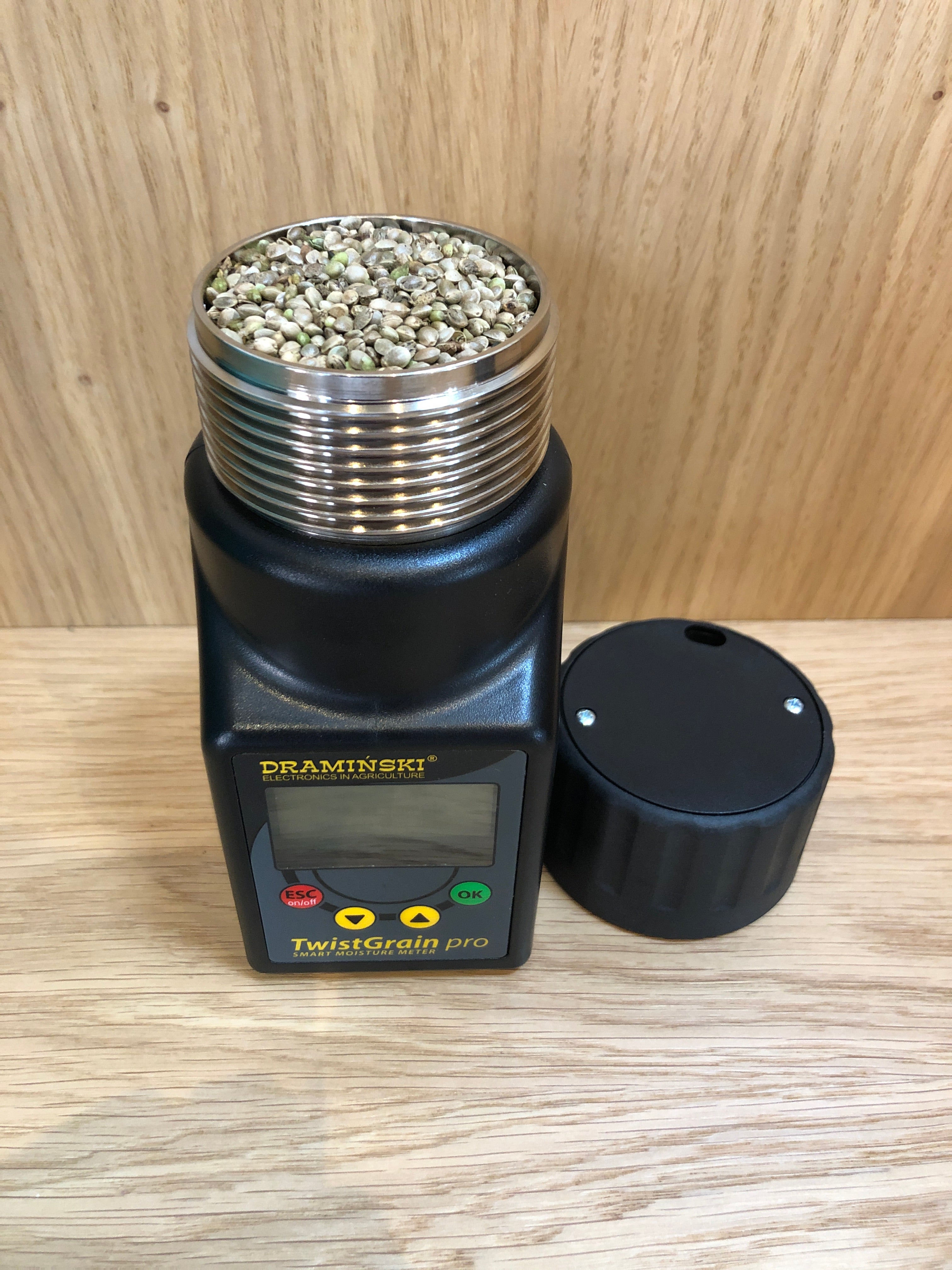 Close up of the DRAMINSKI moisture meter with hemp seed in the hopper