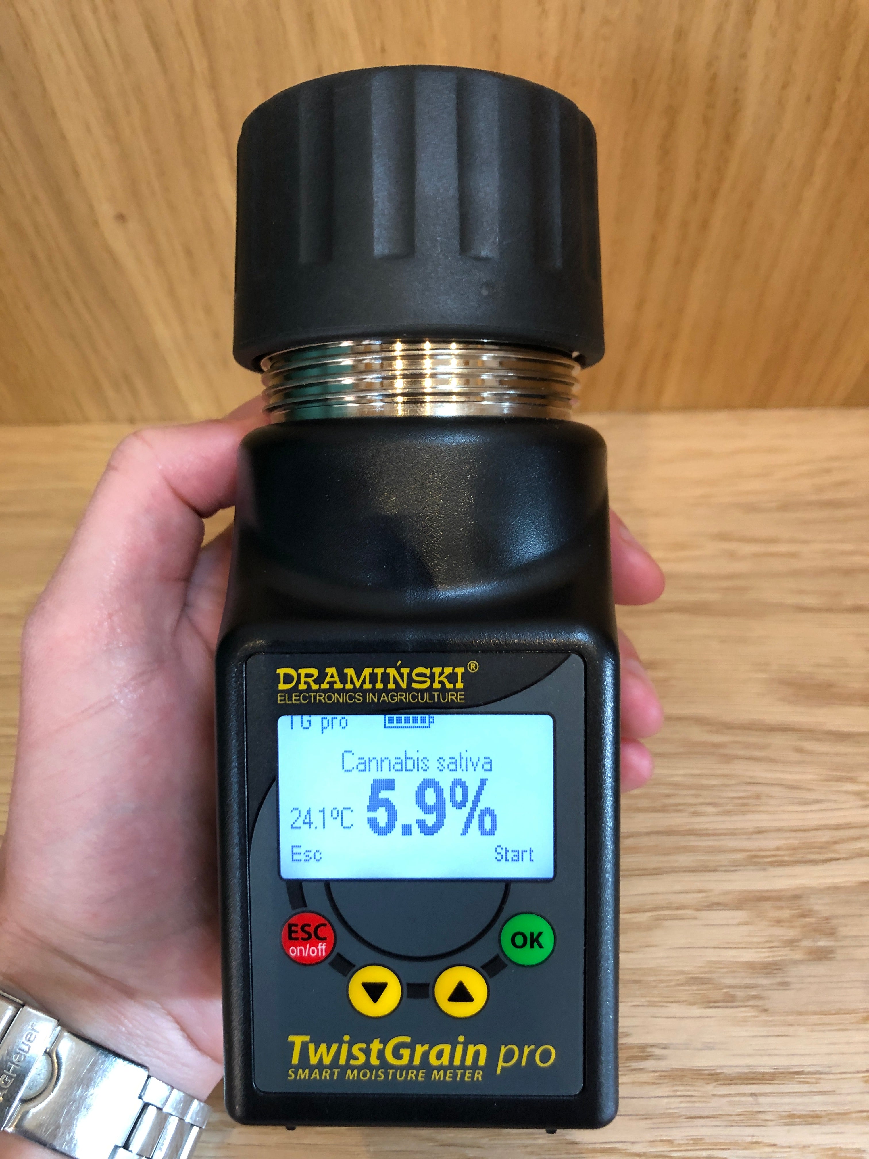 DRAMINSKI moisture meter used to test the hemp seed
